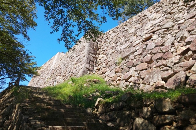 二ノ丸三階櫓下の石垣